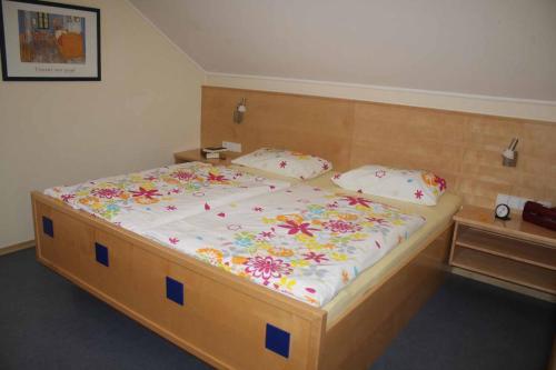 Un dormitorio con una cama grande con flores. en Appartementhaus Löwenzahn, en Bad Füssing