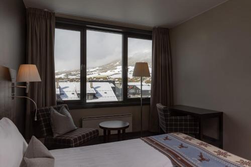 a hotel room with a bed and a window at Quality Hotel Skifer in Oppdal