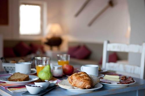 米尔芳提斯城赫尔达阿玛尔天然Spa乡村民宿的桌子上摆满了食物和水果