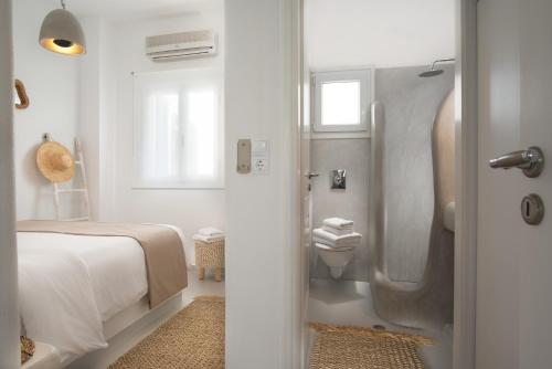 A bathroom at Perla Suites - Delmar Collection