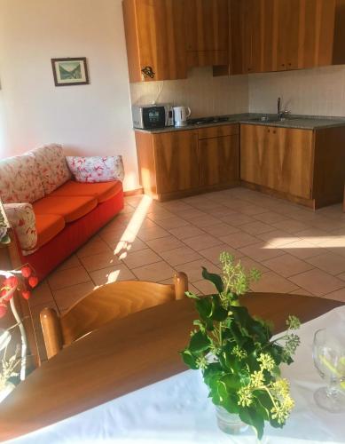 een woonkamer met een bank en een tafel bij Holidays Home Rivabella in Lezzeno