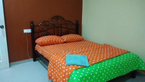 Een bed of bedden in een kamer bij HOMESTAY KAMPUNG DELEK BARU, KLANG