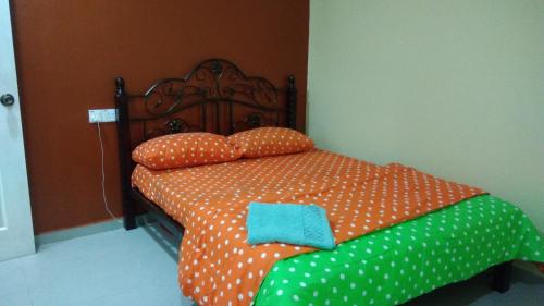 Ένα ή περισσότερα κρεβάτια σε δωμάτιο στο HOMESTAY KAMPUNG DELEK BARU, KLANG