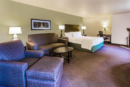 Ένα ή περισσότερα κρεβάτια σε δωμάτιο στο AmericInn by Wyndham Hampton