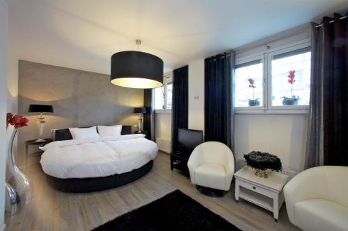 a hotel room with a bed and a tv at Hotel Huis van Bewaring - Bijzonder boutique hotel in historisch pand in Almelo