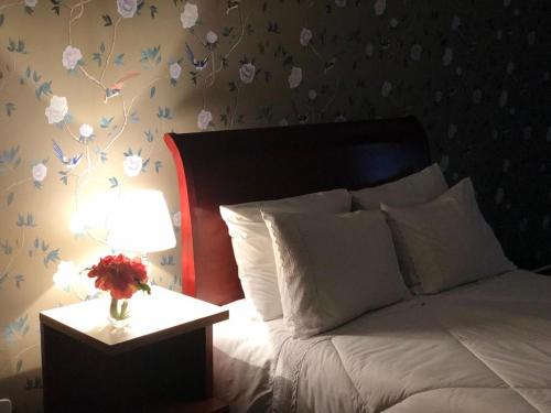Een bed of bedden in een kamer bij Hotel Caiçara Bistrô e Eventos Ltda