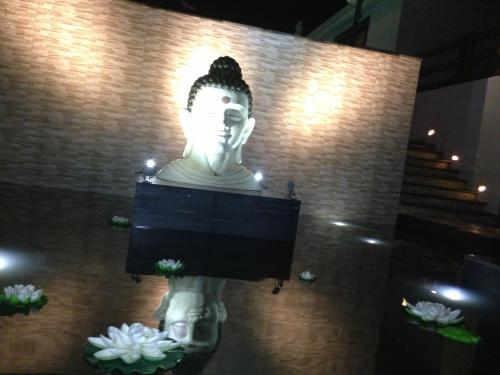 a statue of a giantitatingitatingitatingitatingitatingitatingitatingitatingitatingitatingitating at CASA DIOS Luxury Villas in Khandala