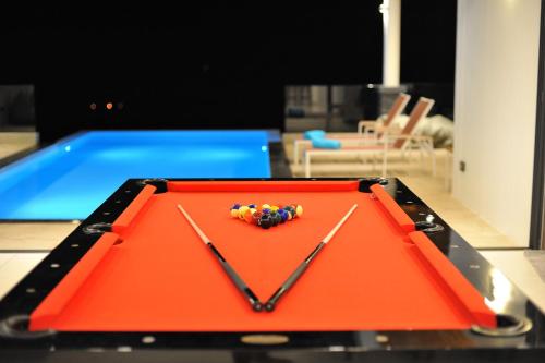 una mesa de billar frente a una piscina en Luxury Seaview with Private Pool, en Nathon