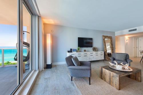 Μια τηλεόραση ή/και κέντρο ψυχαγωγίας στο 1 Hotel & Homes Miami Beach Oceanfront Residence Suites By Joe Semary