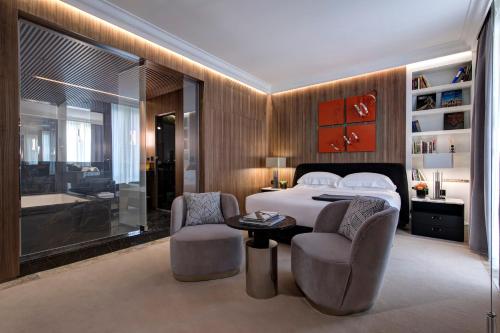 1 dormitorio con 1 cama, 2 sillas y mesa en The First Dolce - Preferred Hotels & Resorts, en Roma