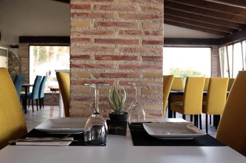 a table in a restaurant with a brick wall at Complejo Bellavista Residencial in Pego