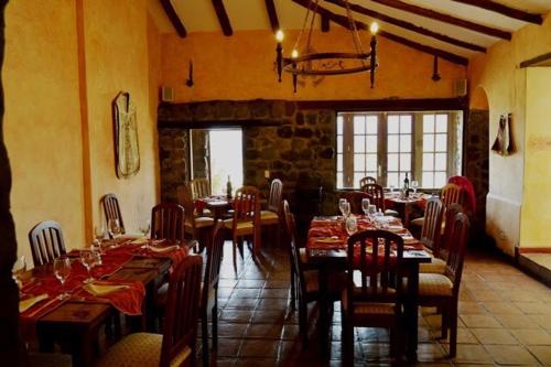 uma sala de jantar com mesas e cadeiras num restaurante em Hacienda Santa Ana em Hacienda Santa Ana