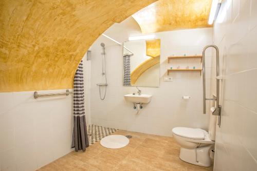 a bathroom with a toilet and a sink at Casa Jerez Alameda del Banco in Jerez de la Frontera