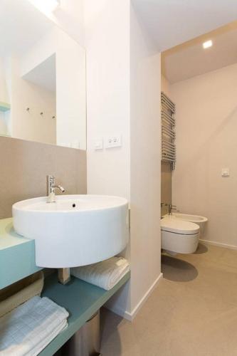 une salle de bain blanche avec un lavabo et des toilettes dans l'établissement Pure & chic 2beds/2baths in centre!, à Cannes