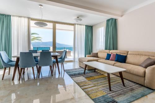 un soggiorno con divano e tavolo di Boka di Mare a Tivat