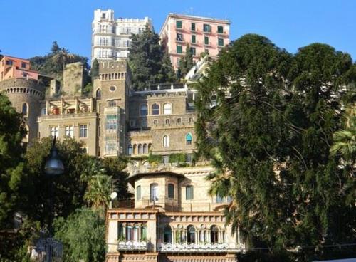 um grande edifício no lado de uma colina em Amedeo Square em Nápoles