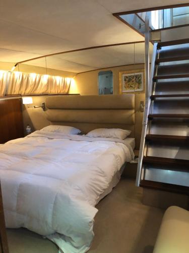 Postel nebo postele na pokoji v ubytování Johnny M Yacht