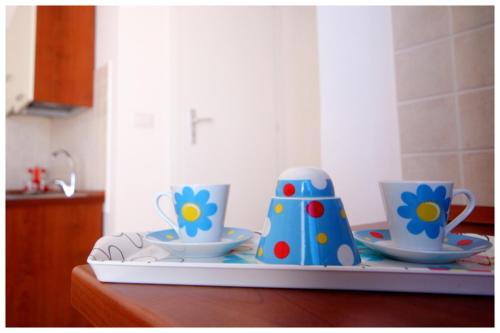 a counter with three cups and saucers on it at Plaia Case Vacanza in Favignana