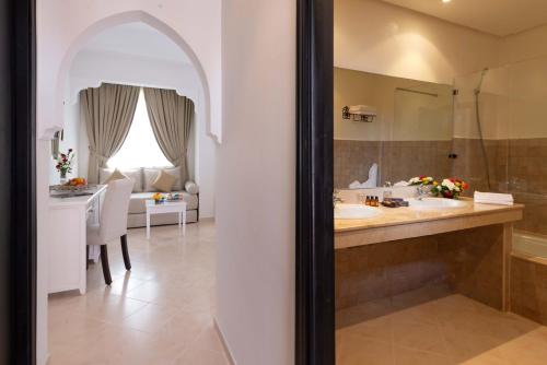 Bathroom sa Marrakech Ryads Parc All inclusive
