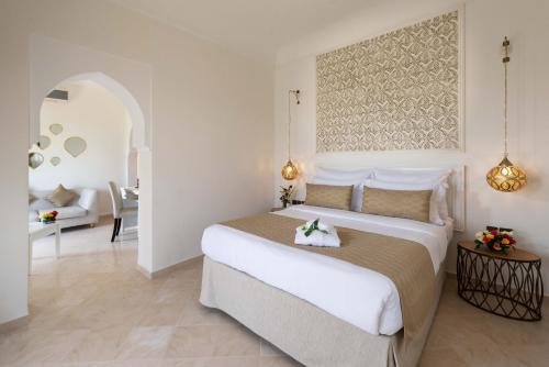 Postel nebo postele na pokoji v ubytování Marrakech Ryads Parc All inclusive
