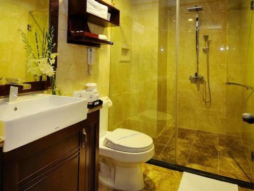 e bagno con servizi igienici, doccia e lavandino. di Asian Ruby Boutique Hotel Bùi Thị Xuân ad Ho Chi Minh