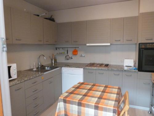 Pirineus Apartmentにあるキッチンまたは簡易キッチン