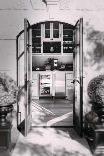 Кухня или мини-кухня в The Francis House
