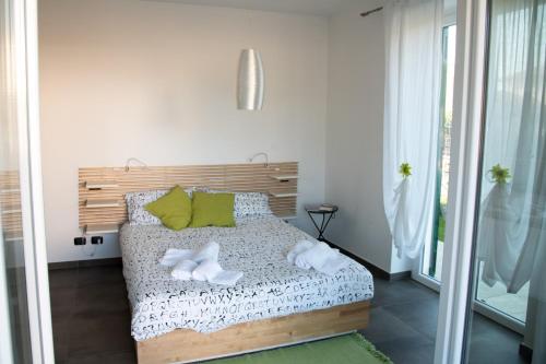 una camera da letto con un letto con due asciugamani bianchi di La Strelitzia Cervo Mare a Cervo