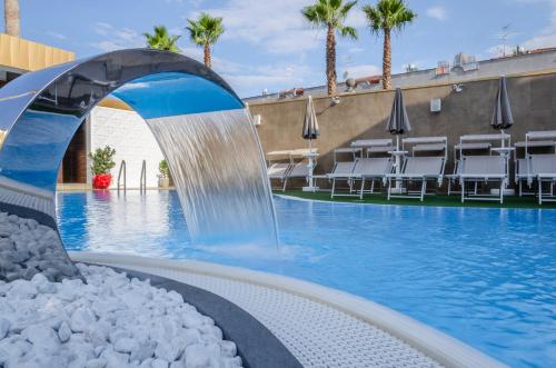 a fountain in the middle of a swimming pool at a hotel at Hotel Bellavista in Marina di Varcaturo