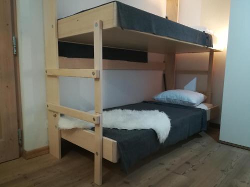Litera con escalera junto a una litera en Appartamento Campiglio, en Madonna di Campiglio
