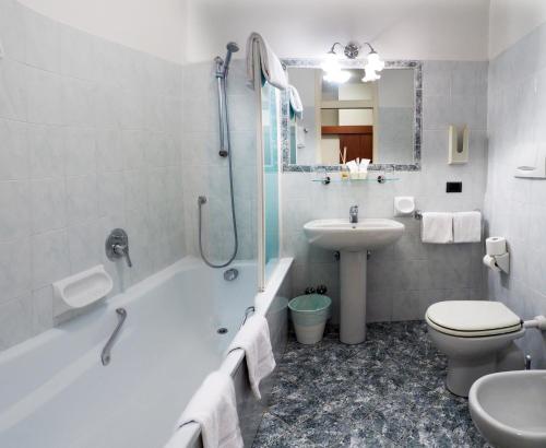 y baño con bañera, lavabo y aseo. en Hotel Select, en Sant'Ilario d'Enza