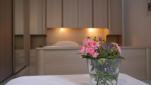 a vase filled with pink flowers sitting on a table at Wassermühle Eldingen in Eldingen