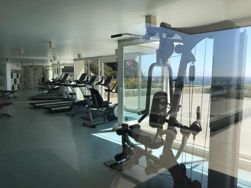 a gym with a row of treadmills at Una vista increíble al Pacifico in Concón