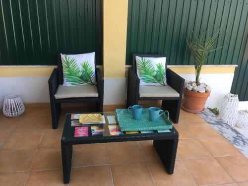 アゼイタオンにあるSão Gonçalo Summer Houseの- 椅子2脚、コーヒーテーブル1台