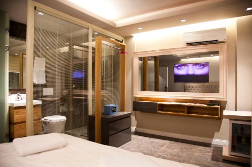 A bathroom at Upper House Hotel