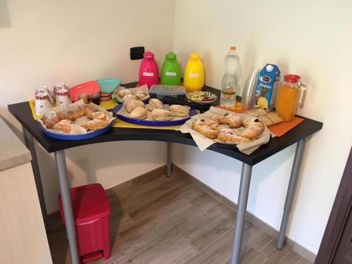 a table with two plates of food on it at B & B Evergreen in Corbara