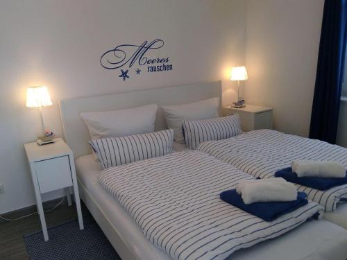 ein Schlafzimmer mit 2 Betten und Handtüchern darauf in der Unterkunft Ferle in Wyk auf Föhr