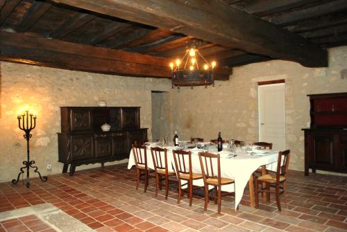 a dining room with a white table and chairs at domaine du hiron in Castéra-Lectourois