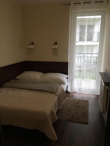 シュクラルスカ・ポレンバにあるIzabelaのベッドルーム1室(ベッド2台、窓付)