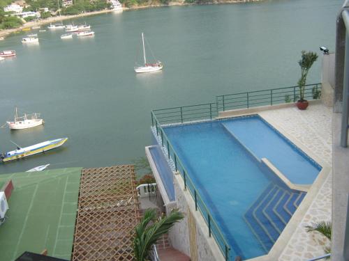 Bazén v ubytování Hotel Bahia Taganga nebo v jeho okolí