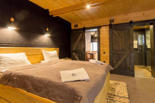 ヤレムチャにあるFoRestのベッドルーム1室(大型ベッド1台、スライドドア付)