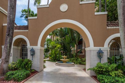 a building with a courtyard with a fountain at Yacht Club at Aventura 1 Bd 1 Bth Brand New in Aventura