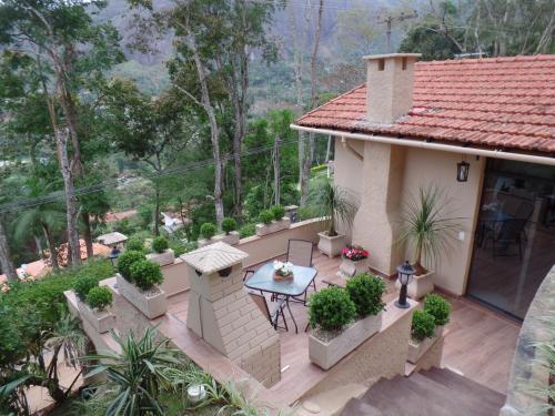 einem Luftblick auf ein Haus mit einer Terrasse in der Unterkunft The Lodge in Teresópolis
