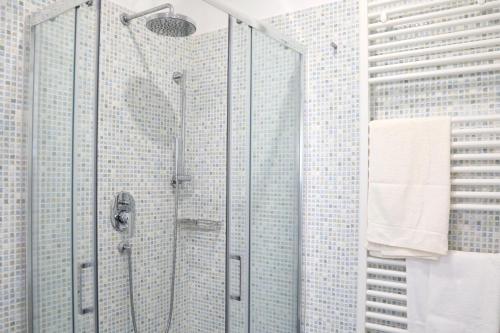 a bathroom with a shower with blue tiles at Primo a destra in Campobasso
