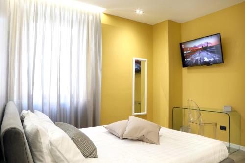 a bedroom with a bed and a tv on the wall at Primo a destra in Campobasso