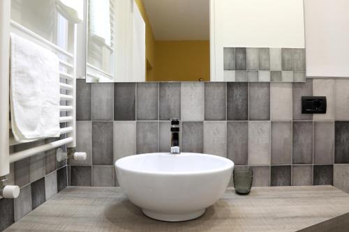 a bathroom with a large white tub in a room at Primo a destra in Campobasso
