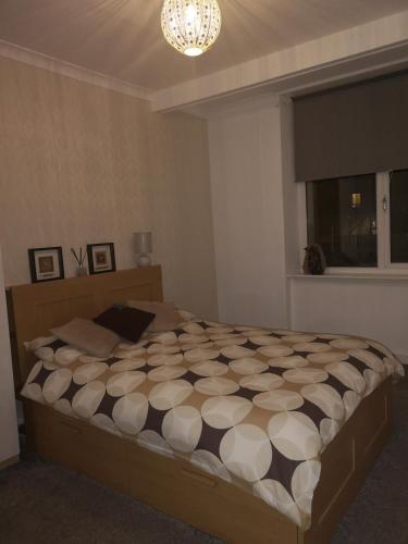 a bedroom with a large bed in a room at Sleep Well Apartment in Glasgow
