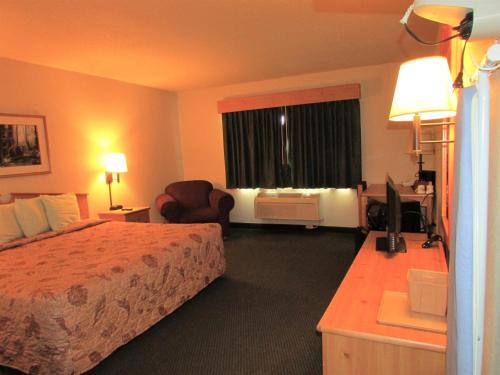 A bed or beds in a room at AmeriVu Inn & Suites