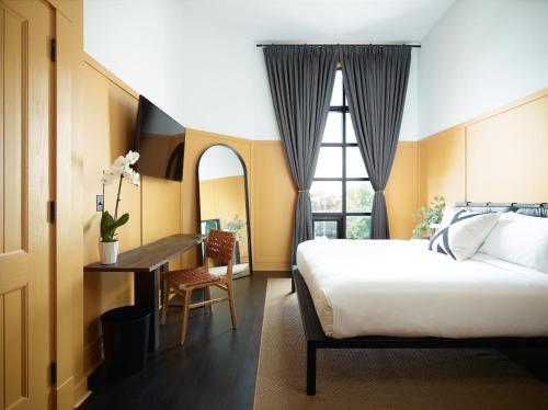 Un pat sau paturi într-o cameră la The Chicago Hotel Collection Wrigleyville