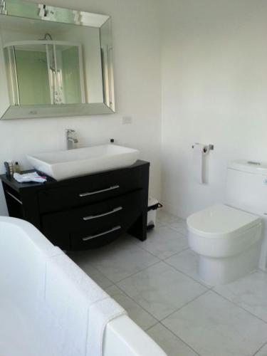 Ένα μπάνιο στο Townhouse by The Bay, Little Bay Country Club ,Negril